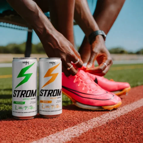 Latas de STROM Energy Drink na pista de corrida