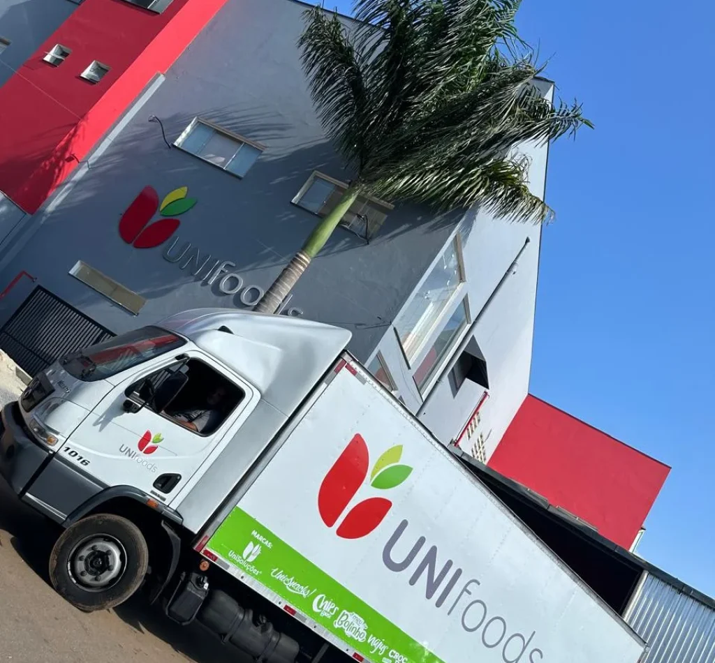 Caminhão de entrega em frente à fábrica do grupo Uni